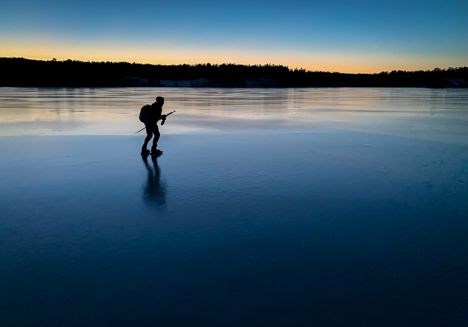 Långfärdsskridskor på sjön Båven, Sörmland