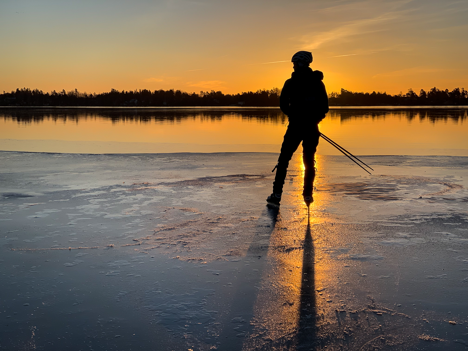Långfärdsskridskoåkare vid iskanten i gryningen på Stora Värtan
