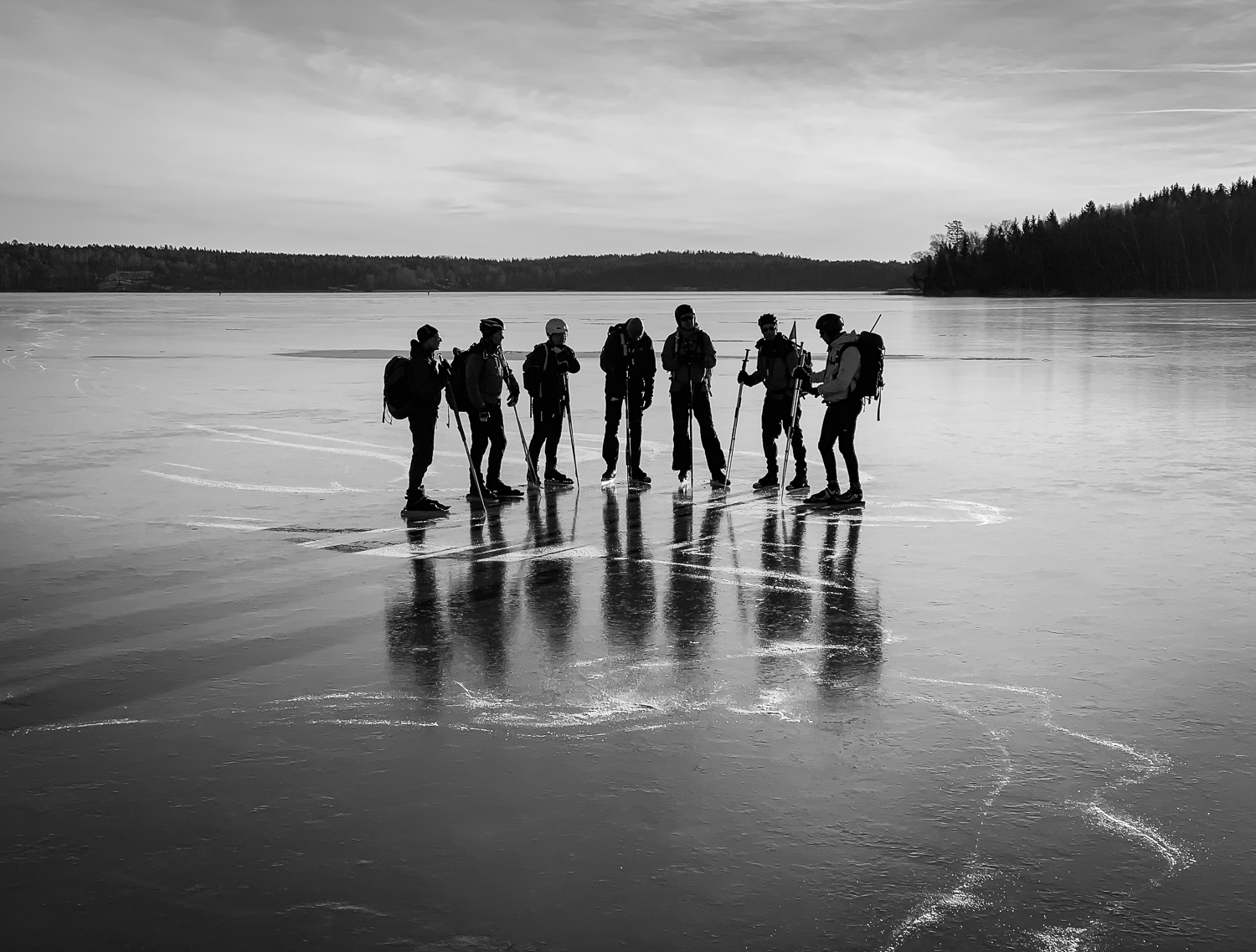 Långfärdsskridskoåkare på blank kärnis på Vallentunasjön