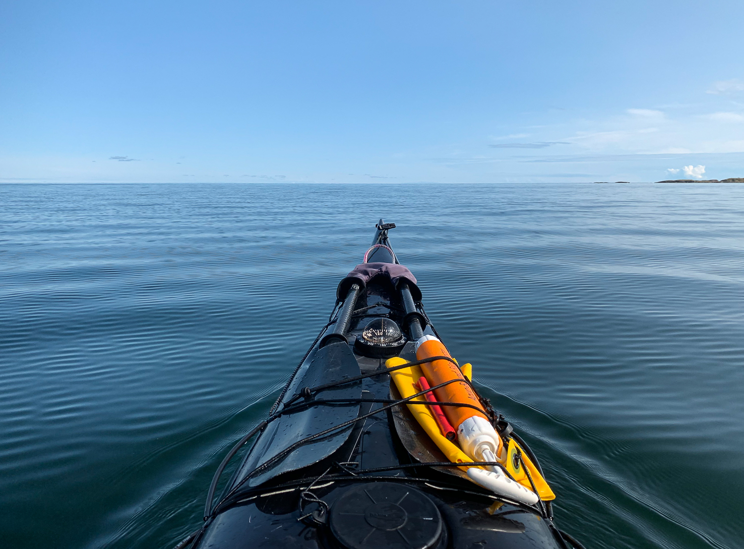 Kajak paddlar mot horisonten