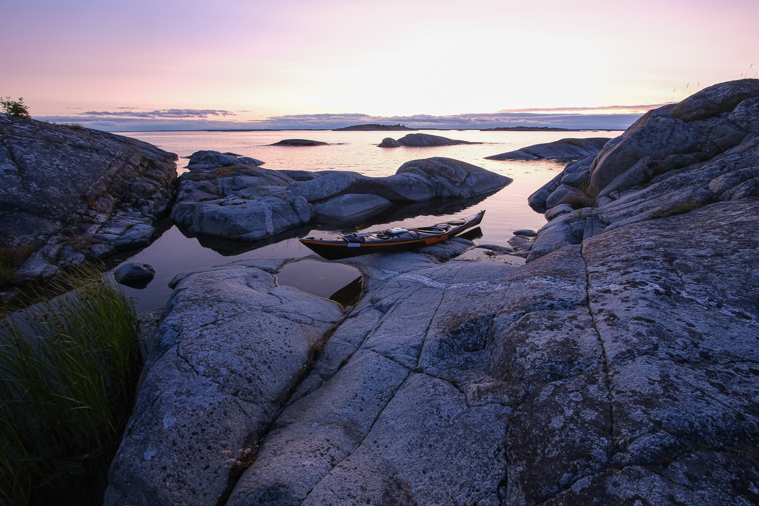 Kajak i natthamn på Huvudskär, Stockholms skärgård