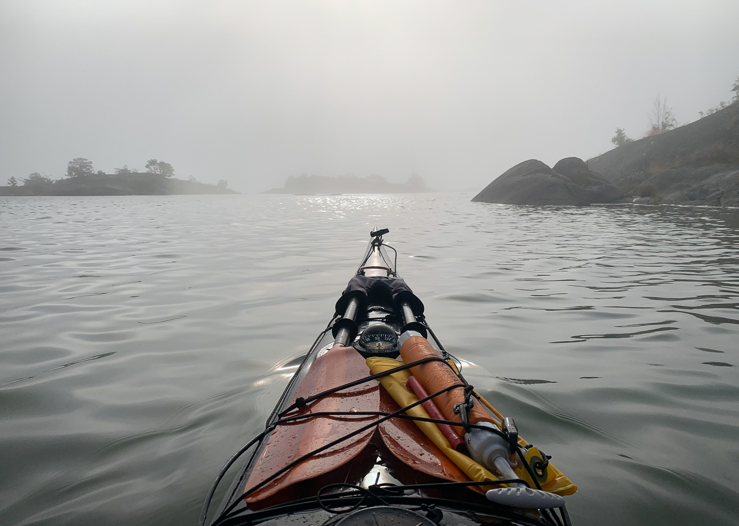 Kajak i dimman över Långviksskär