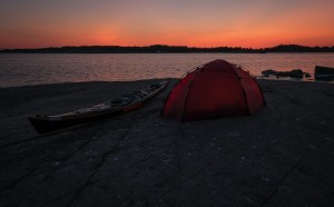 Kajak och tält i Gryts skärgård