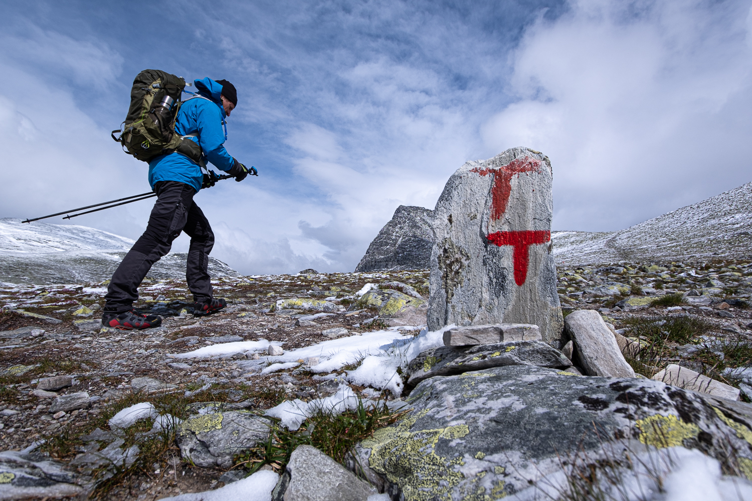 En person vandrar i Rondane nationalpark, Norge