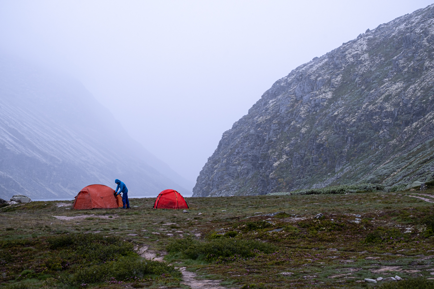 Två röda tält i Rondane nationalpark