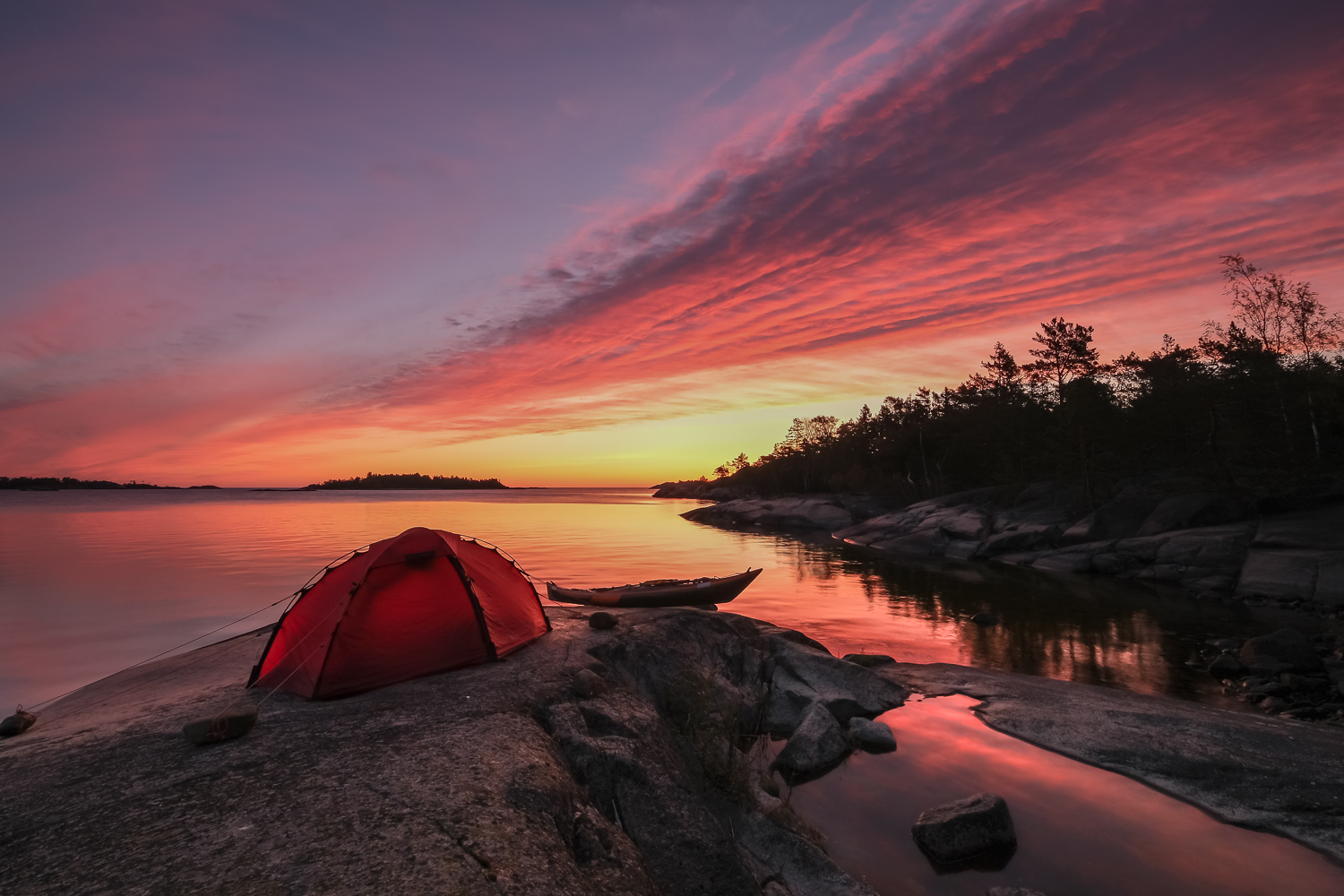 Gryning över kajakpaddlare på Arholma, Stockholms norra skärgård