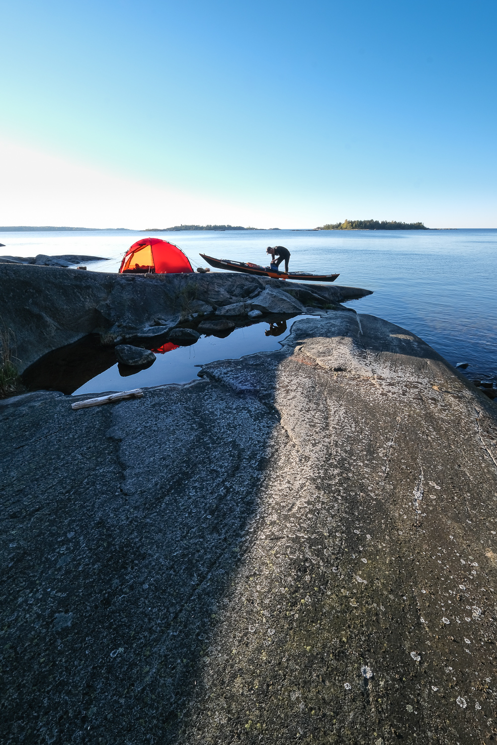 Kajakpaddlare i natthamn på Arholma, Stockholms norra skärgård