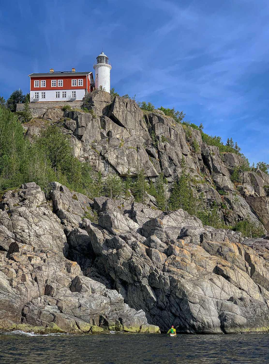 Kajakpaddlare vid Högbondens fyr och vandrarhem, Höga kusten