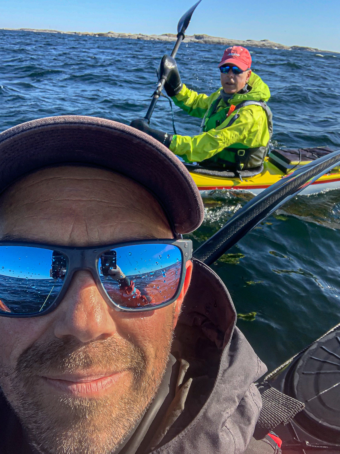 Glada kajakpaddlare i Söderarm, Stockholms skärgård