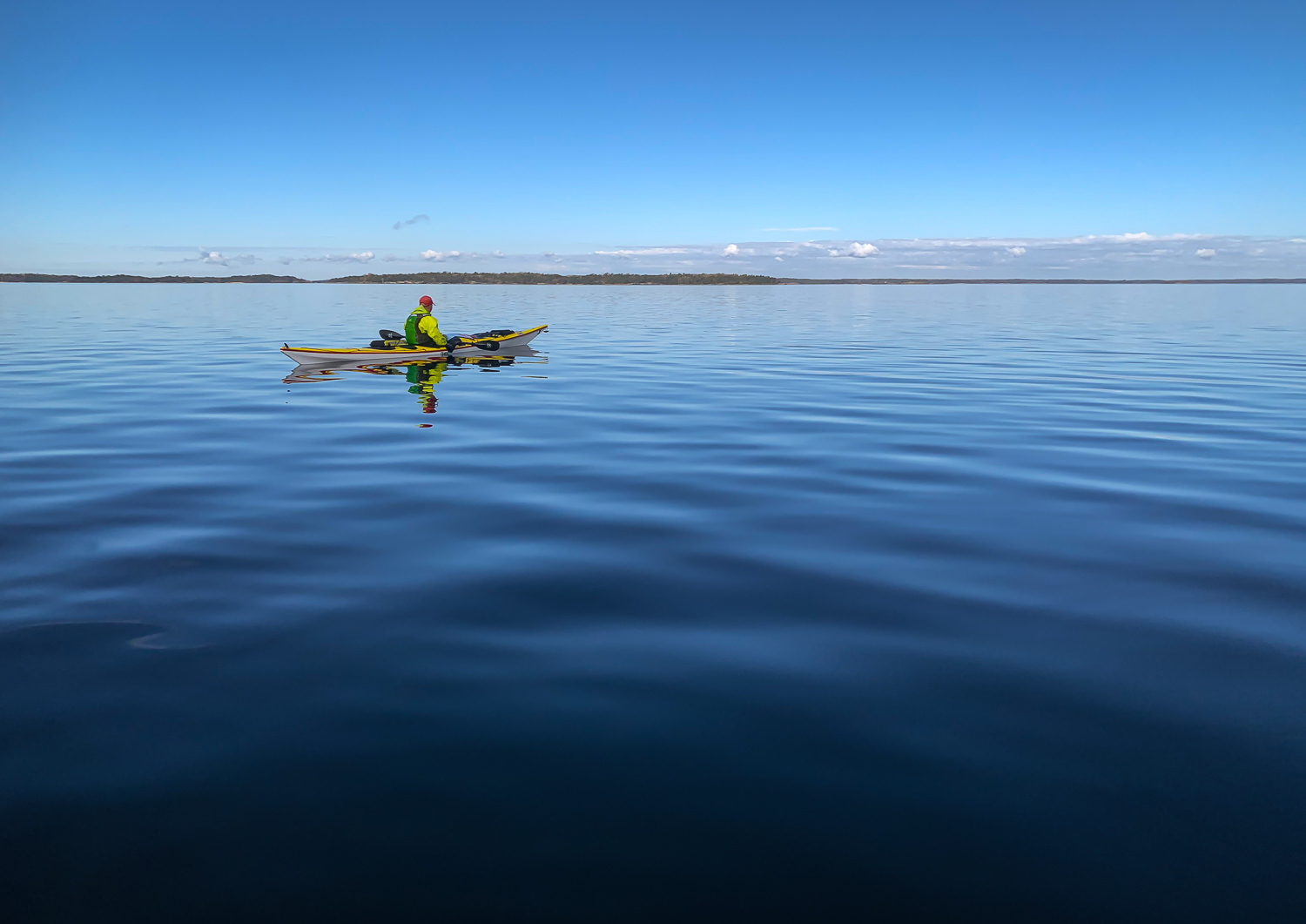 Kajakpaddlare på Svartlögafjärden, Stockholms skärgård