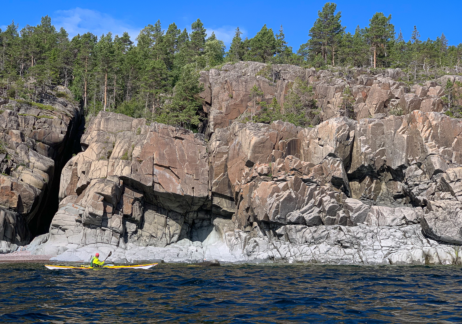 Kajakpaddling längs Höga kusten