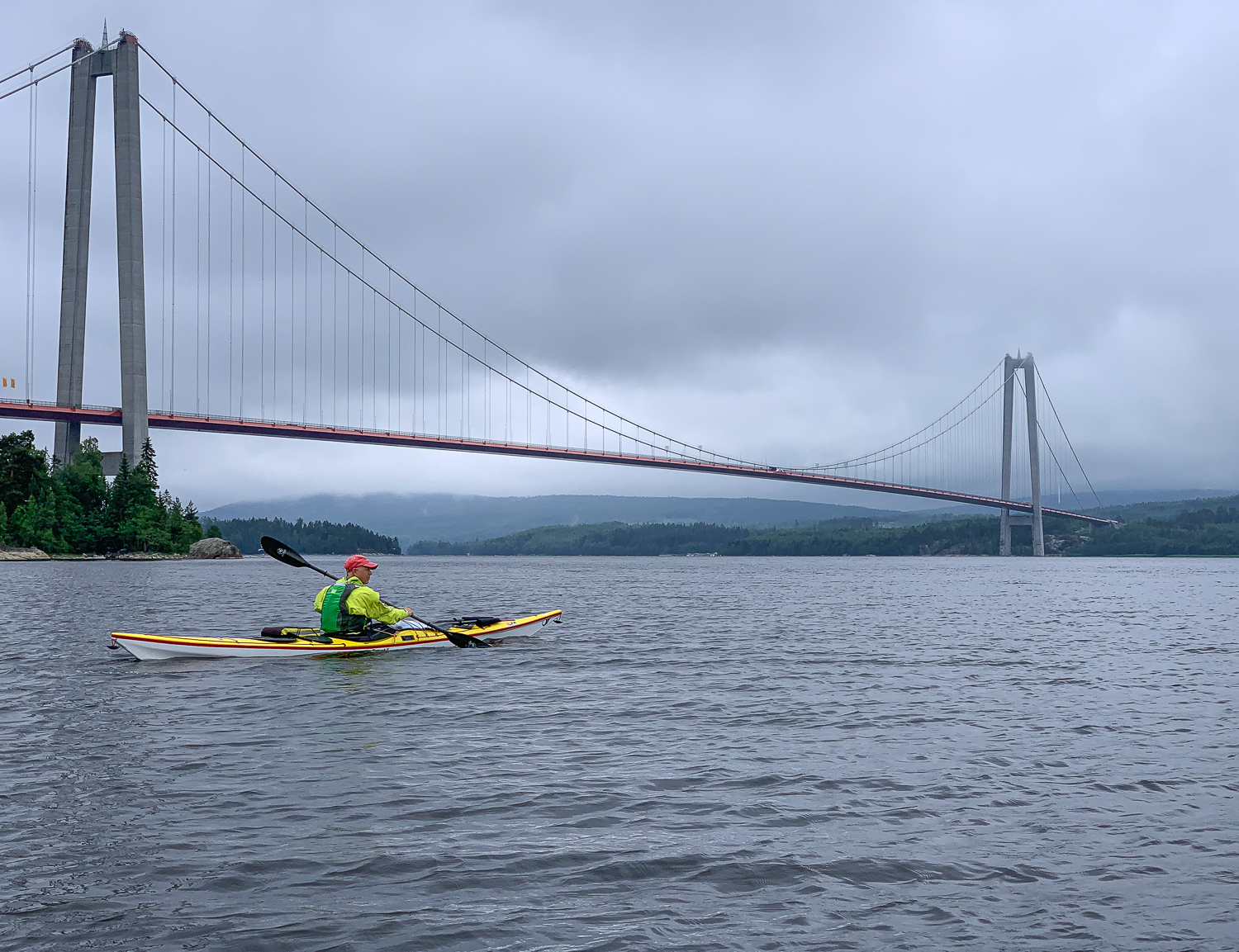 Kajakpaddlare vid Höga kusten-bron