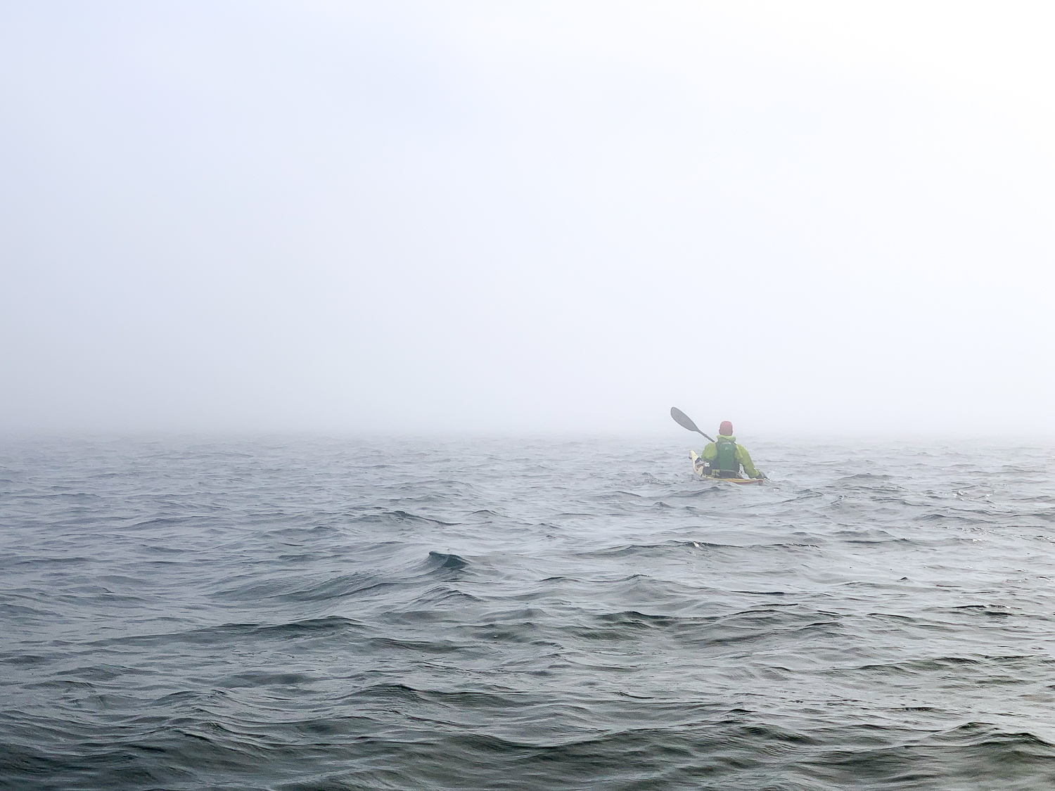 Kajakpaddlare i dimma på Svartlögafjärden, Stockholms skärgård