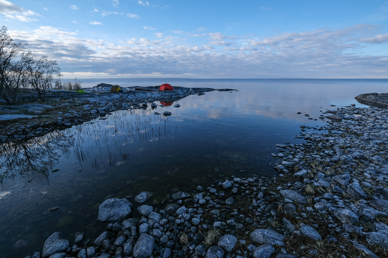 Kajakpaddlare i natthamn, Vindelskär, Stockholms skärgård