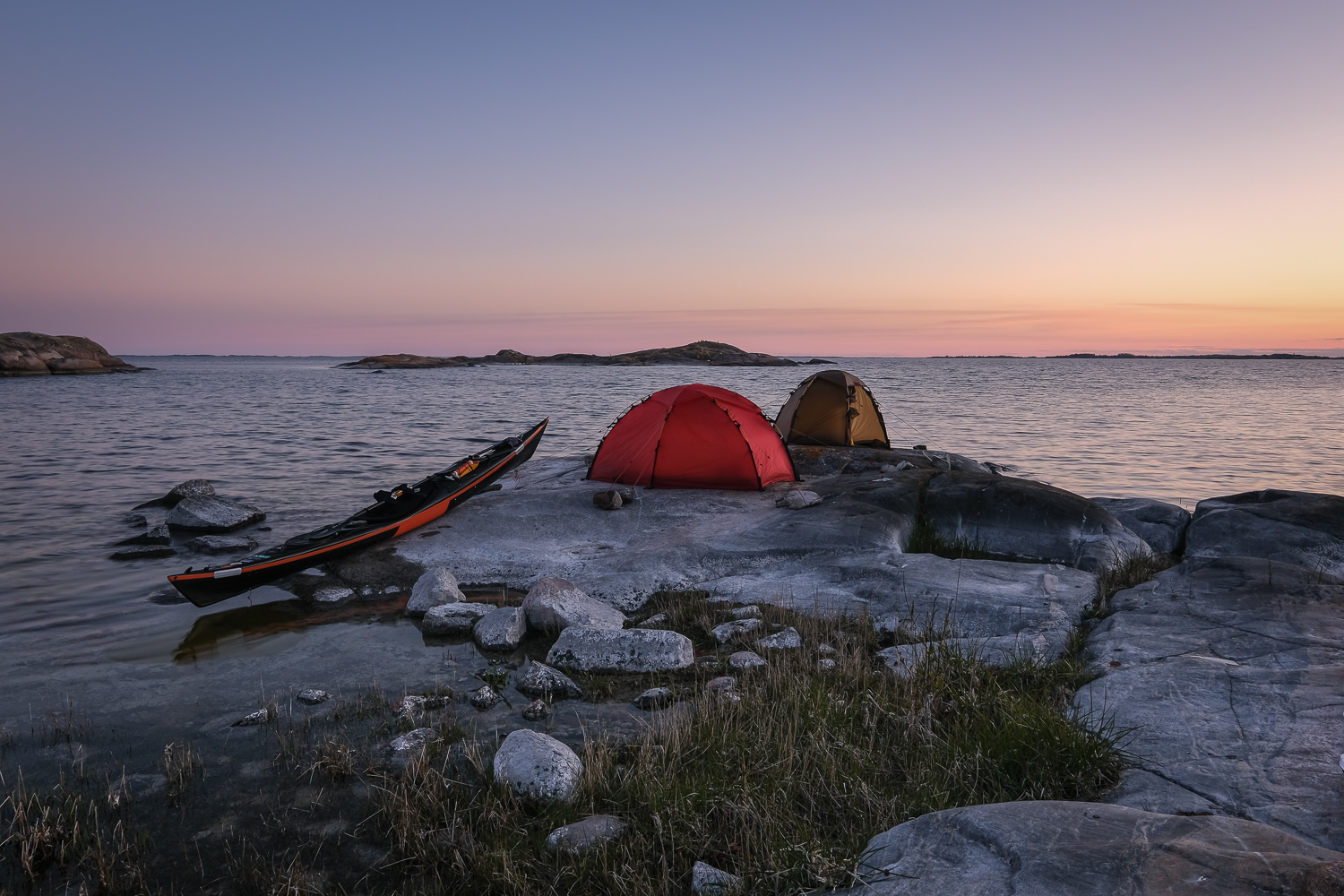 Kajakpaddlare i natthamn, Söderarm, Stockholms skärgård