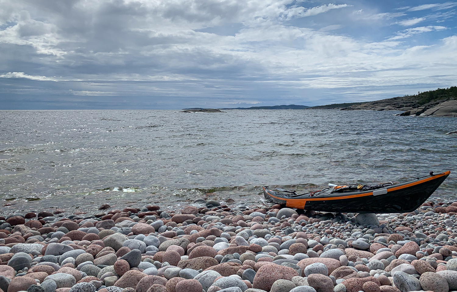 Kajak på stenstranden på Trysunda, Höga kusten