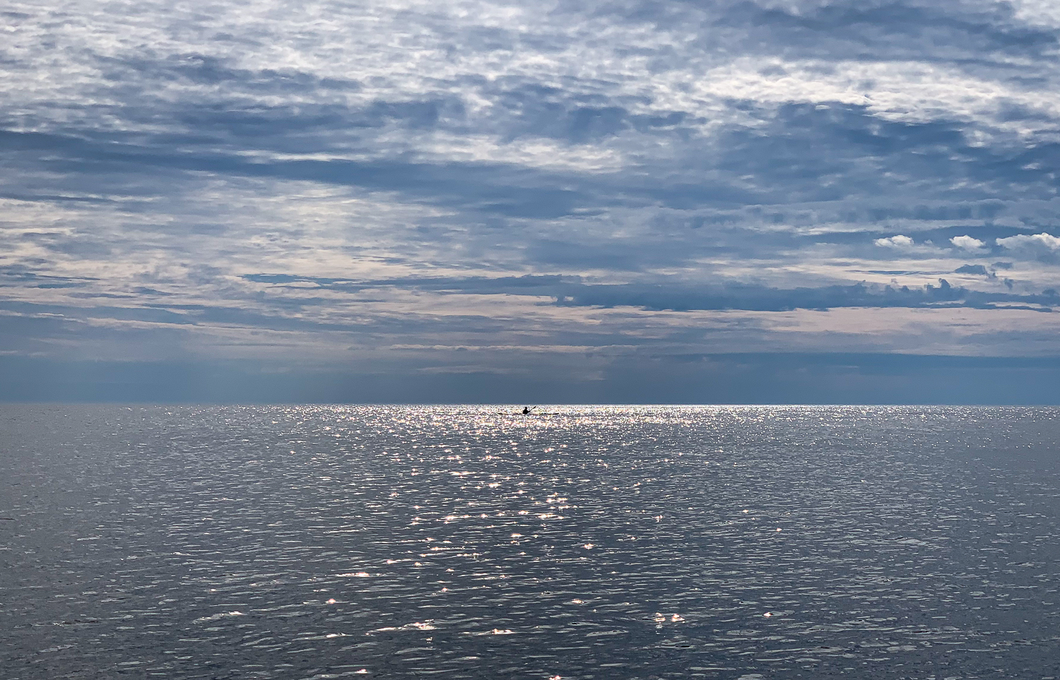 Kajakpaddlare mot horisonten