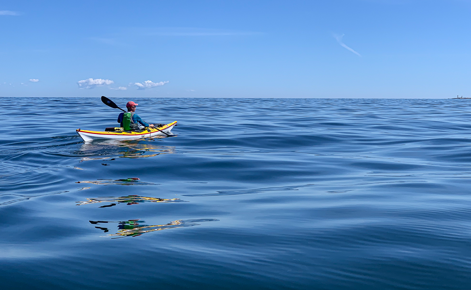 Havkajakpaddling över ett stilla Ålands hav