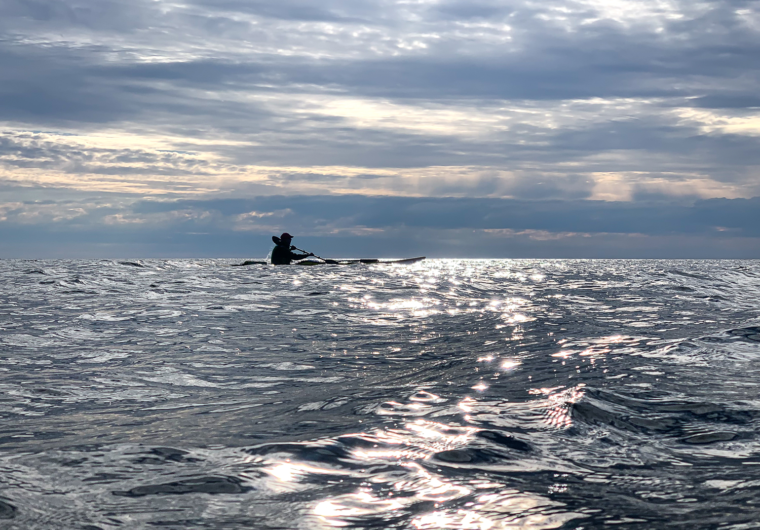 Kajakpaddlare mot horisonten