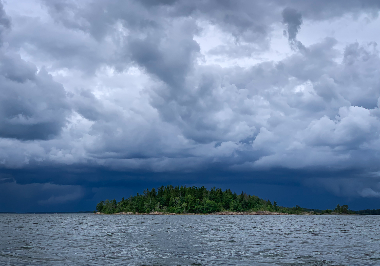 Oväder över Gräsö, norra Roslagens skärgård