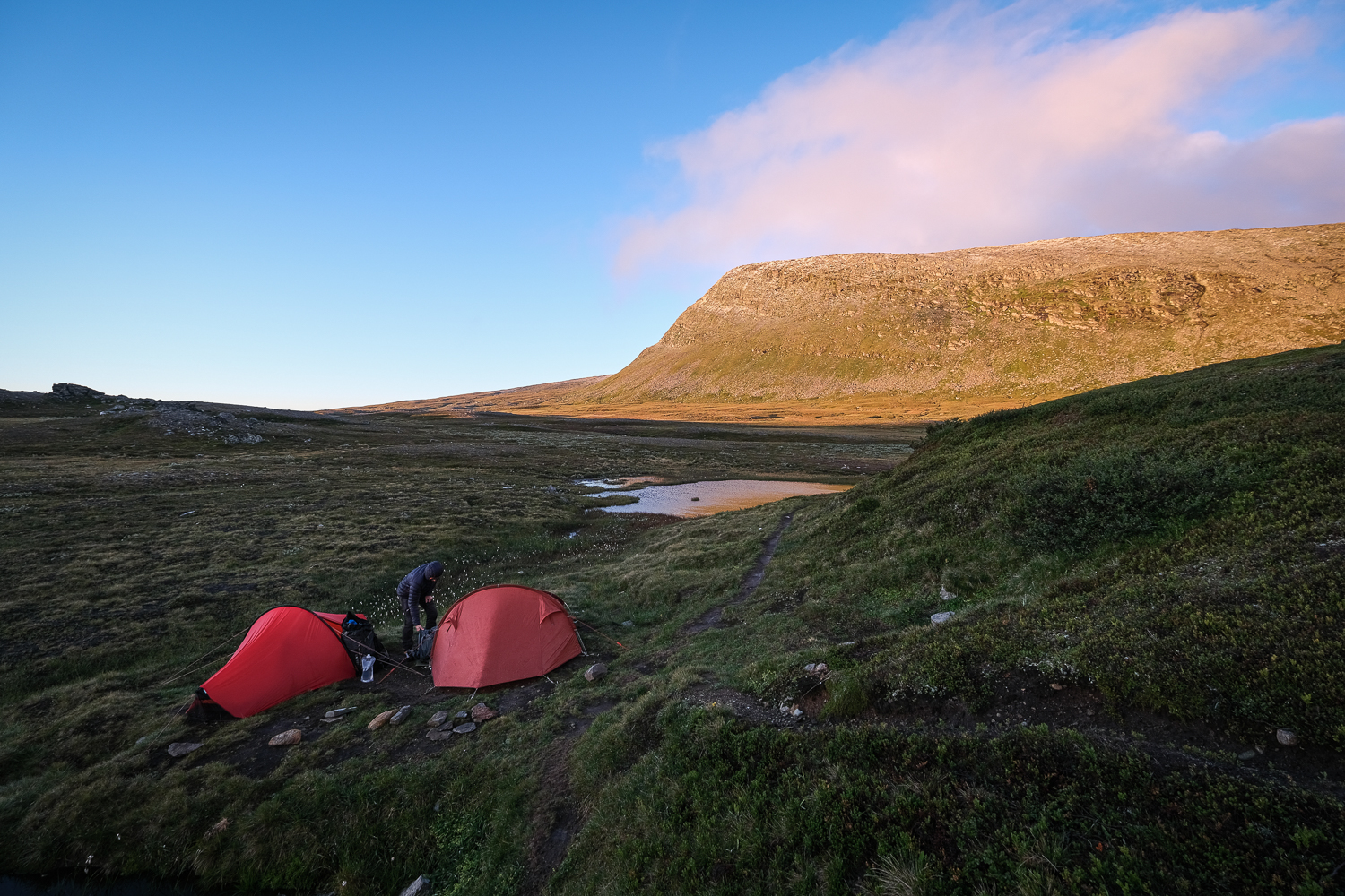 Två tält i gryningen vid foten av Helagsfjället