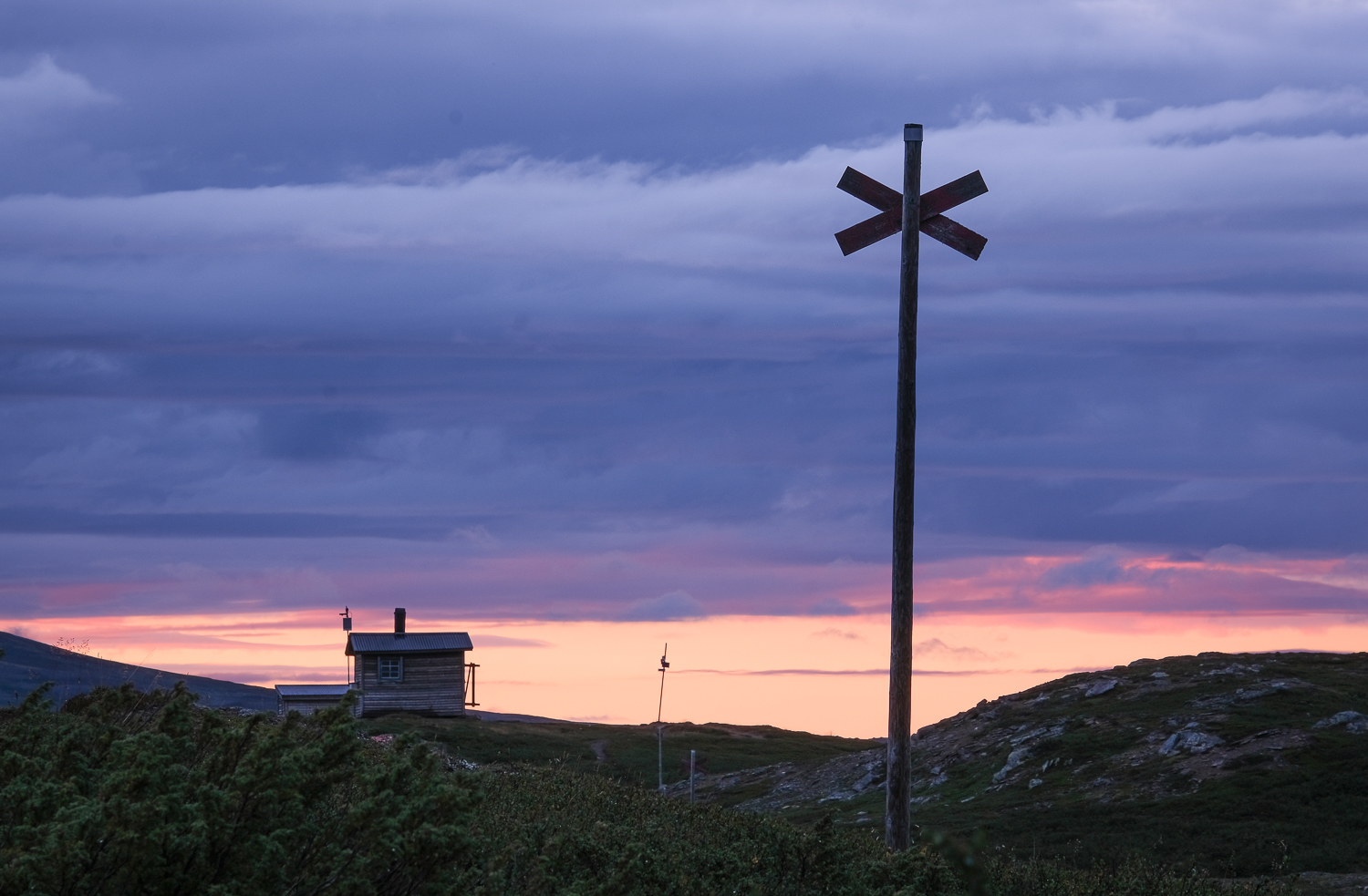 Silhouette av ett ledkryss och vindskyddet vid Mieskentjakke
