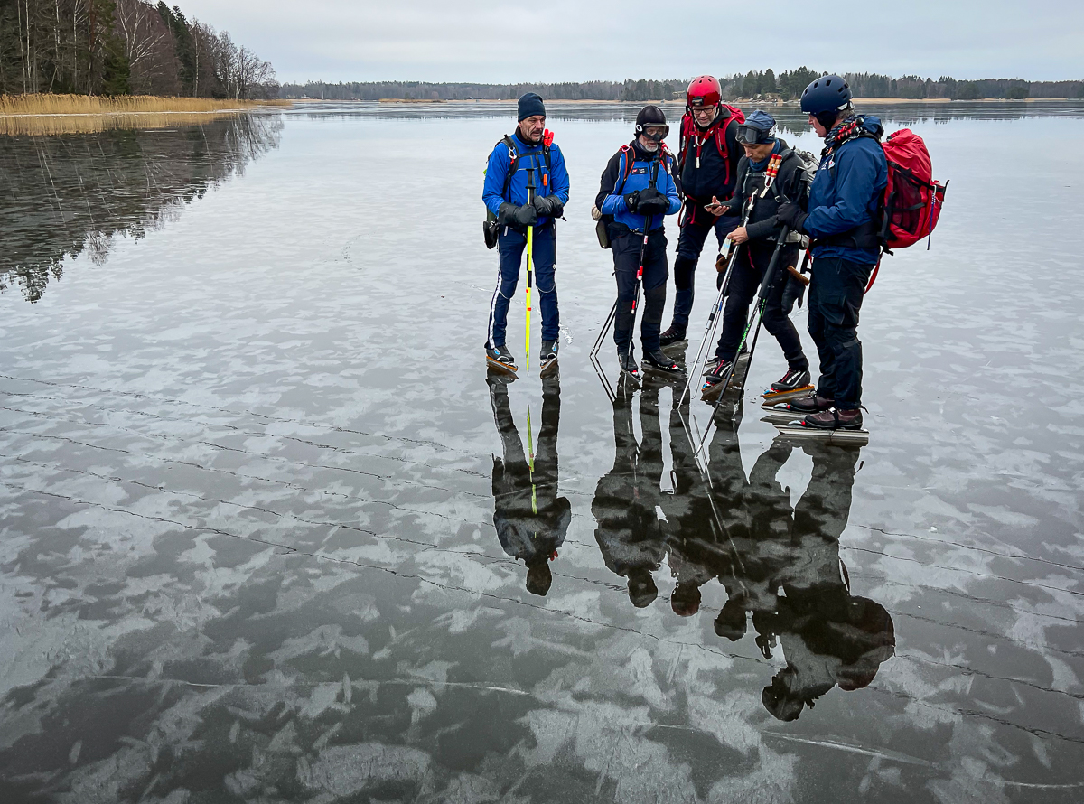 Långfärdsskridskoåkare på blankis vid Rådmansö.