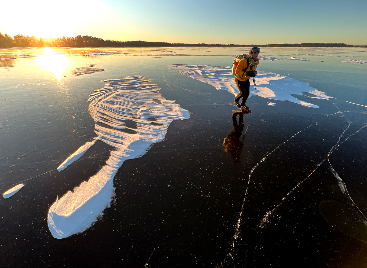 Långfärdsskridskoåkare i eftermiddagssol på Hedesundafjäden, Dalälven.