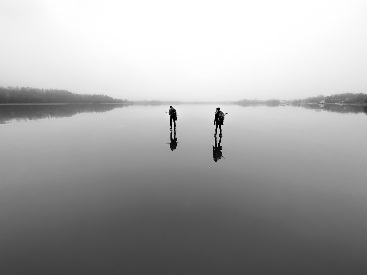 Långfärdsskridskoåkare i dimma på Drevviken, Stockholm.
