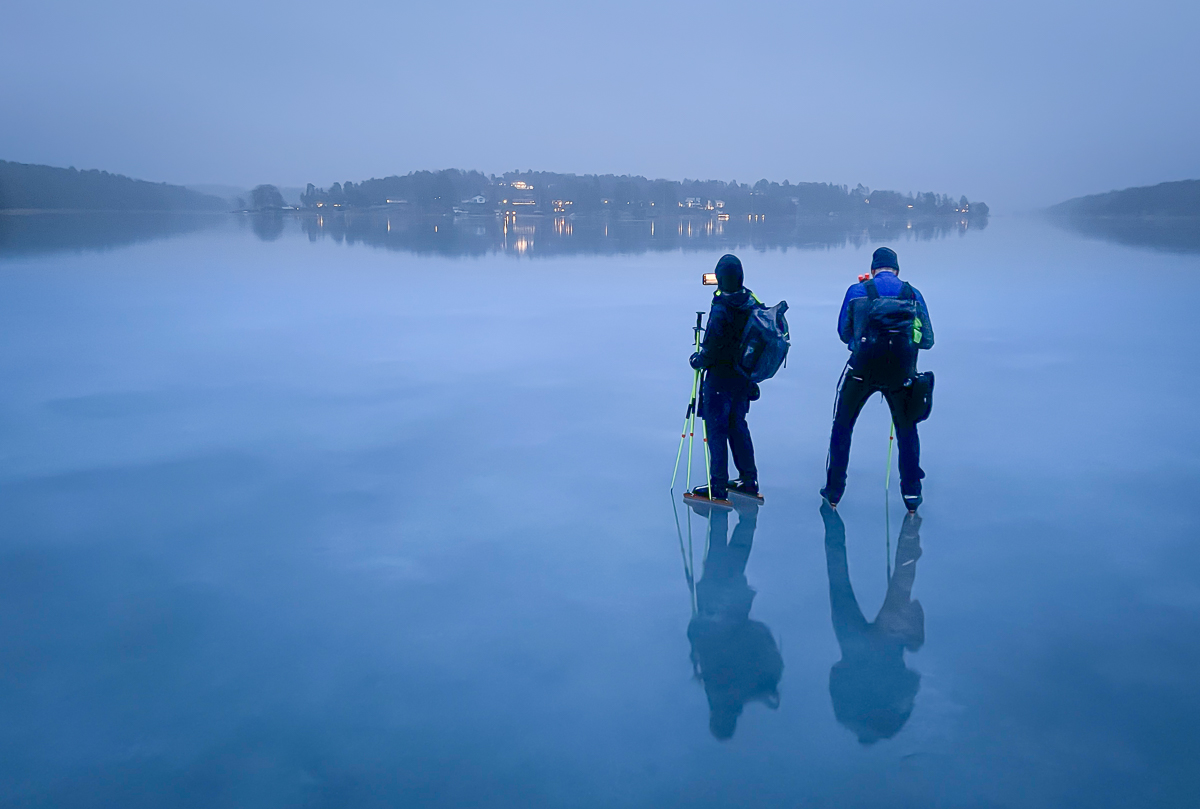 Långfärdsskridskoåkare i dimmigt eftermiddagsljus på Säbyviken, Vaxholm.